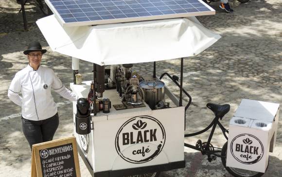 Mabel Suárez y su familia se han encargado de que la marca de Black Café sea muy bien presentada, desde el estilo del carro hasta el uniforme que usan. Foto: Andrés Camilo Suárez Echeverry