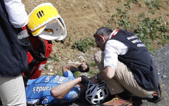 Este es el momento en el que los médicos de la competencia atienden al corredor, antes de trasladarlo al hospital. FOTO EFE