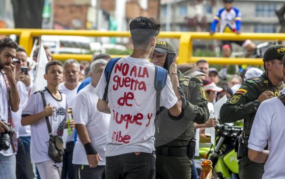 El joven sufrió agresiones físicas por parte de tres manifestantes. En Twitter la etiqueta #TeQuitásEsaCamisetaOTePelamos se volvió tendencia FOTO JUAN ANTONIO SÁNCHEZ