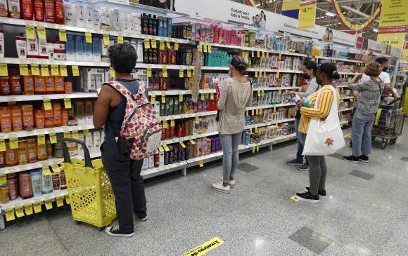 El comercio se prepara para la jornada de día sin IVA el próximo 21 de noviembre. Foto Manuel Saldarriaga