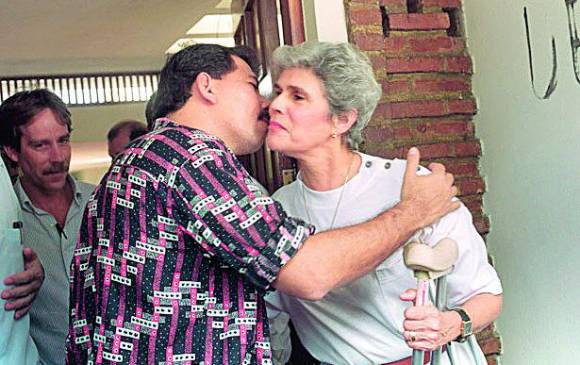 En 1990, ante la mala gestión, asume nuevamente la derecha con Violeta Chamorro.