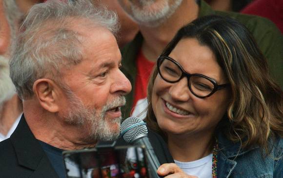 Expresidente de Brasil Lula da Silva en compañÃa de su novia Rosángela. FOTO: AFP