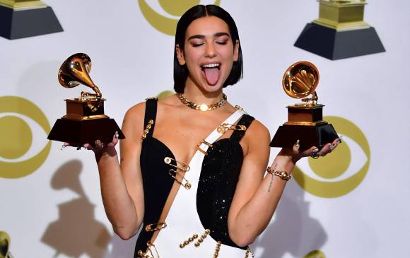 La cantante, compositora y modelo británica Dua Lipa posa con sus premios al Mejor Nuevo Artista y Mejor Grabación de Baile por su canción <i>Electricidad, </i>en la sala de prensa durante la 61ª edición de los Premios Grammy Foto: Afp La cantante, compositora y modelo británica Dua Lipa posa con sus premios al Mejor Nuevo Artista y Mejor Grabación de Baile por su canción <i>Electricidad, </i>en la sala de prensa durante la 61ª edición de los Premios Grammy Foto: Afp
