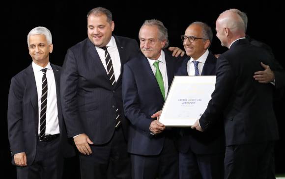 El miembro del Consejo de la FIFA Sunil Gulati, el presidente de CONCACAF Victor Montagliani, Decio de Maria, el presidente de la Federación Mexicana de Fútbol, Carlos Cordeiro, presidente de la Federación de Fútbol de Estados Unidos, Steven Reed, presidente de la Asociación Canadiense de Fútbol y Gianni Infantino.