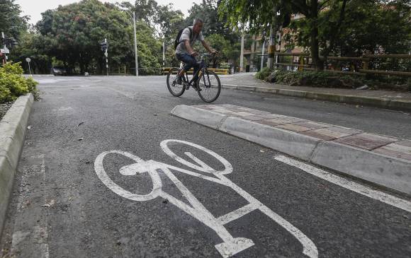 A pesar de que la infraestructura está lista en muchos tramos, falta pedagogía para que cada tipo de público se apropie de la vía que le corresponde. FOTOS MANUEL SALDARRIAGA A pesar de que la infraestructura está lista en muchos tramos, falta pedagogía para que cada tipo de público se apropie de la vía que le corresponde. FOTOS MANUEL SALDARRIAGA