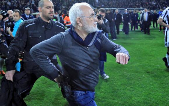 Este es el momento en el que el dirigente ingresa a la cancha y saca su arma. FOTO REUTERS