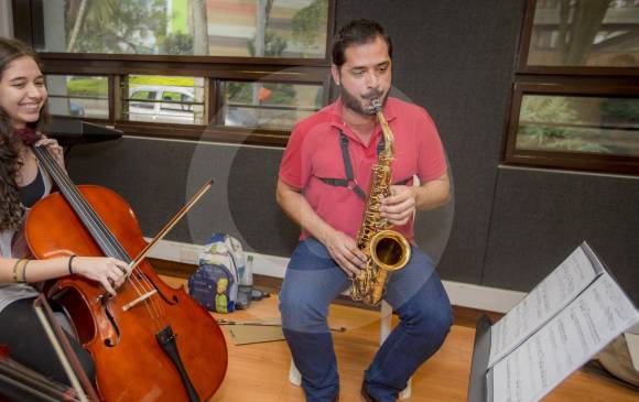 Juan Fernando Giraldo, el Guapo, es el director de la Red. Es un convencido del proceso de formación humana que se da por medio de la música Foto Juan Antonio Sánchez.