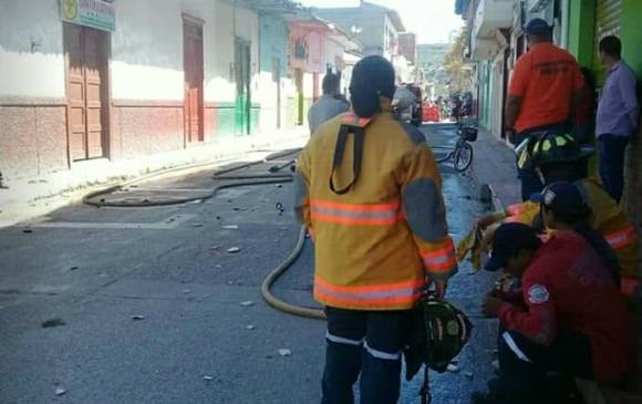 Los bomberos de Amalfi conjuraron el incendio, que no dejó víctimas en el penal. FOTO CORTESÍA