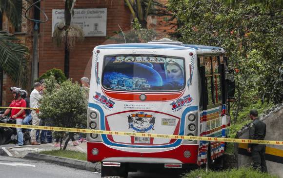Luego del ataque a bala contra el conductor, el bus quedó a un costado de la vía, en la carrera 80 con calle 80 . Foto: Róbinson Sáenz