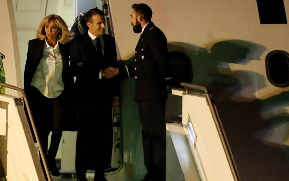 El presidente de Francia, Emmanuel Macron, saludando a uno de los trabajadores del aeropuerto de Ezeiza. FOTO: EFE