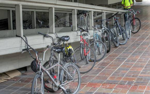 A falta de biciparqueaderos, en la U. de A. hay ciclas amarradas por los pasillos. Foto juan antonio sánchez