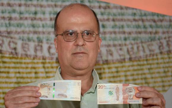 José Darío Uribe, gerente del Banco de la República, encabezó ayer en Valledupar, la presentación del nuevo billete de 20 mil pesos. Naranja es el color predominante del espécimen. FOTO colprensa
