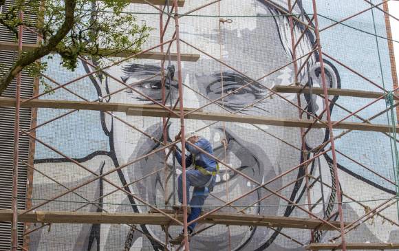 La obra está hecha en cristanac y tiene un marco, también en mosaico. FOTO juan antonio sánchez