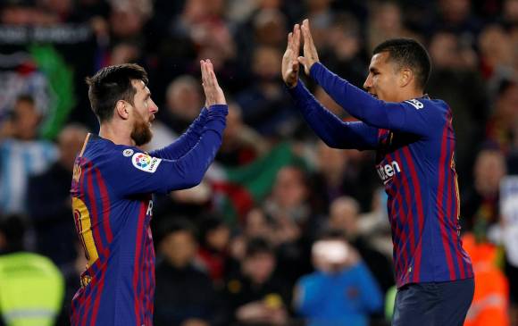 Messi y Murillo felicitándose mutuamente tras la victoria del Barcelona. FOTO REUTERS