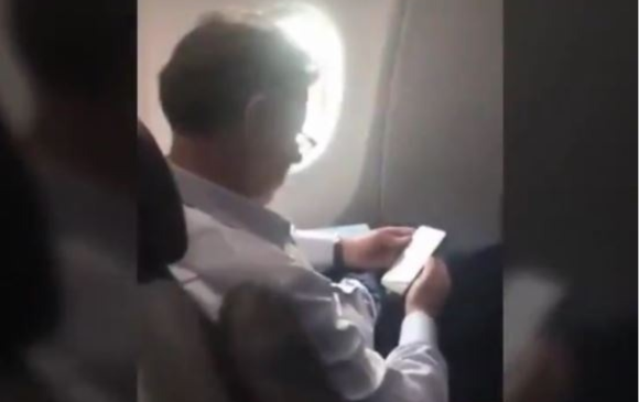 El expresidente Juan Manuel Santos solo guardó silencio antes los insultos de la mujer. Foto Captura del video