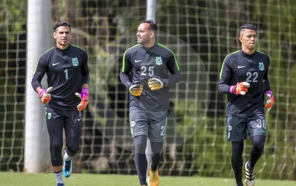 Entre Fernando Monetti y Christian Vargas, Nacional recibió 44 goles en 2018 en 62 partidos. A su lado, Juan David Ramírez, arquero en formación de 21 años. FOTO juan antonio sánchez