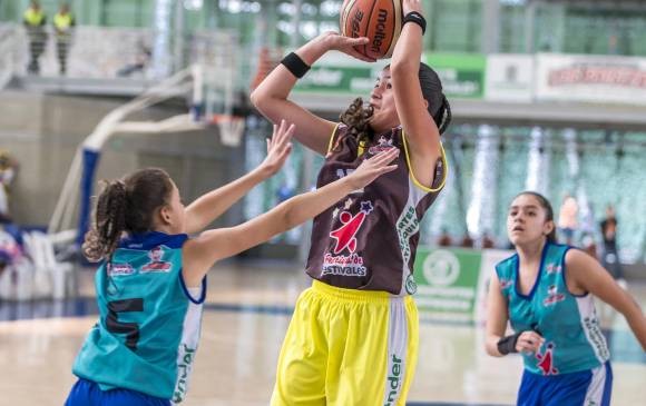 En acción, Salomé Palacios, una de las integrantes del equipo de Ituango que participa en el Babybaloncesto. El espectáculo continúa hoy en el coliseo Iván de Bedout. FOTO Juan Antonio Sánchez