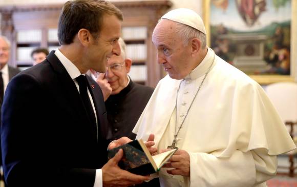 Presidente de Francia, Emmanuel Macron, y el Papa Francisco, durante reunión en Ciudad del Vaticano. FOTO: AFP