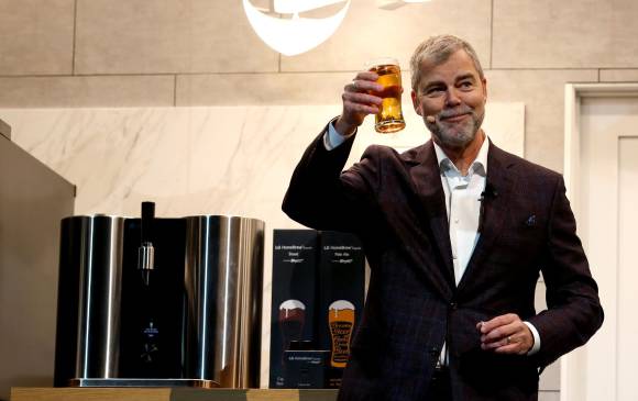 La máquina fue creada por LG y hace cinco tipos diferentes de cerveza. FOTO: Reuters