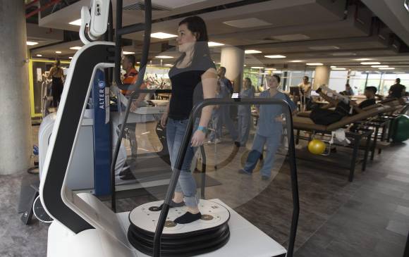 La tecnología del equipo ayuda a disminuir la fricción lo que permite una rehabilitación más adecuada. Facilita los procesos a las personas de edad y obesas. FOTO donaldo zuluaga