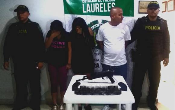 Un hombre y dos mujeres, que se movilizaban en el taxi con el armamento, fueron detenidos por las autoridades. FOTO CORTESÍA POLICÍA