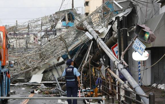 Daños materiales ocasionados por las fuertes rachas de viento por el tifón Jebi, ocurridos ayer en Osaka, Japón. FOTO AFP