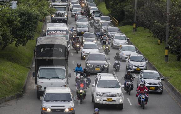 En jurisdicción de Envigado, la avenida Regional solo cuenta con tres carriles. En la actualidad se adelanta un proyecto para la construcción de una vía repartidora (paralela). FOTO Donaldo Zuluaga En jurisdicción de Envigado, la avenida Regional solo cuenta con tres carriles. En la actualidad se adelanta un proyecto para la construcción de una vía repartidora (paralela). FOTO Donaldo Zuluaga