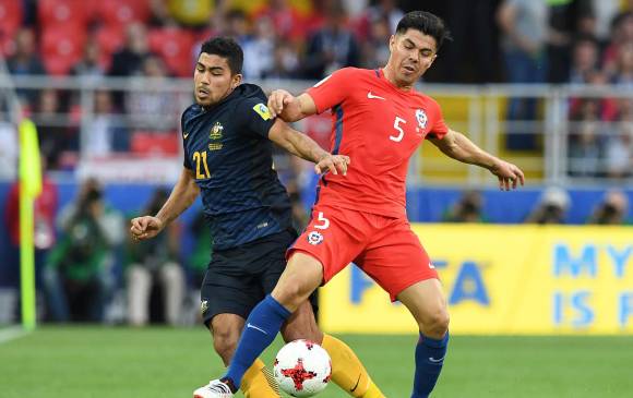 Francisco Silva (Chile) tuvo problemas en defensa contra los australianos, pero logró festejar la clasificación. FOTO afp