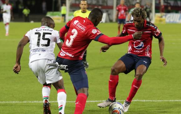 Didier Moreno, quien lleva la pelota, reapareció con el equipo luego de pagar una fecha de sanción. Las expulsiones han influido para tantas variantes en la nómina titular. FOTO Colprensa, La Patria