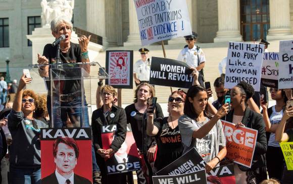 La cantante Joan Baez y otras mujeres protestan contra ratificación de nominación de Kavanaugh. Foto: AFP