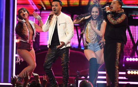 Luis Fonsi cantando en vivo Despacito en la entrega de los premios Grammy. FOTO: AFP