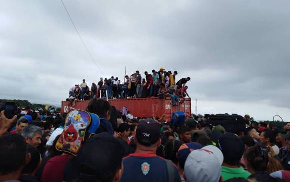 VENEZOLANOS CON HAMBRE TREPAN SOBRE CONTENEDORES Y ROMPEN VALLAS PARA CRUZAR HACIA COLOMBIA