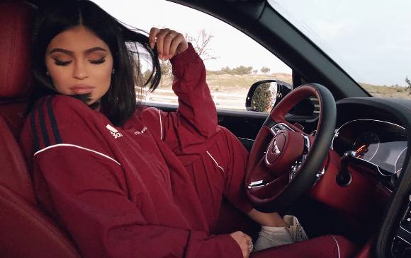 Kylie Jenner anunció que ya no usaba Snapchat y sus acciones cayeron. FOTO: