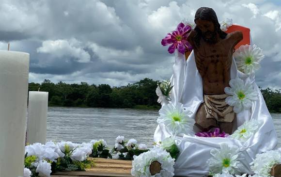 El Cristo mutilado en la explosión en Bojayá, ícono de las víctimas de la masacre ocurrida en 2002, durante la entrega de los cuerpos este lunes festivo. FOTO UNIDAD DE VÍCTIMAS