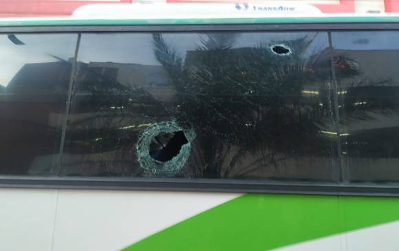 Estas son algunas imágenes de los daños que sufrió el bus en el que se desplazaban los jugadores de Atlético Nacional. FOTO TOMADA DE TWITTER @VBarCaracol