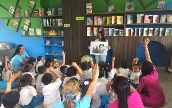 Los niños en el taller con la física Paola Tello. FOTO ANTÁRTIDA PARA VALIENTES