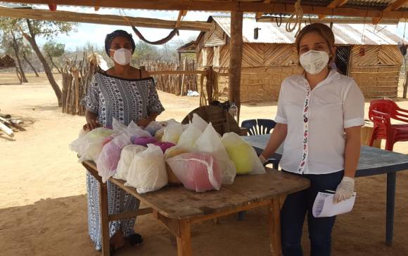 Los grupos artesanales wayuu a los cuales se les ha entregado la ayuda hacen parte del programa de Fortalecimiento Artesanal de la Fundación Cerrejón. Foto cortesía Cerrejón