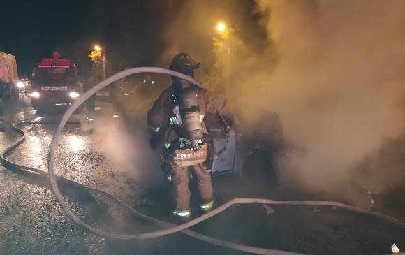 Bomberos de San Jerónimo y Sopetrán atendieron la emergencia. FOTO CORTESÍA