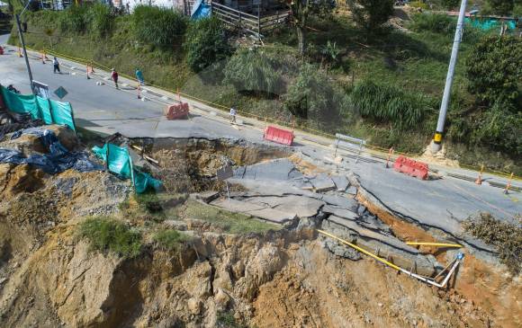 El pavimento quedó fracturado. Ninguna de las viviendas cercanas resultó afectada, según las autoridades. FOTO juan d. úsuga