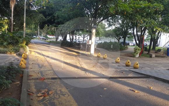1. En las porterías también se controlará el respeto al peatón por parte de vehículos entrantes o salientes. 2. Los pasos peatonales al interior del campus de UPB, en Laureles, serán el principal objetivo del proyecto. FOTO MANUEL SALDARRIAGA y cortesía upb