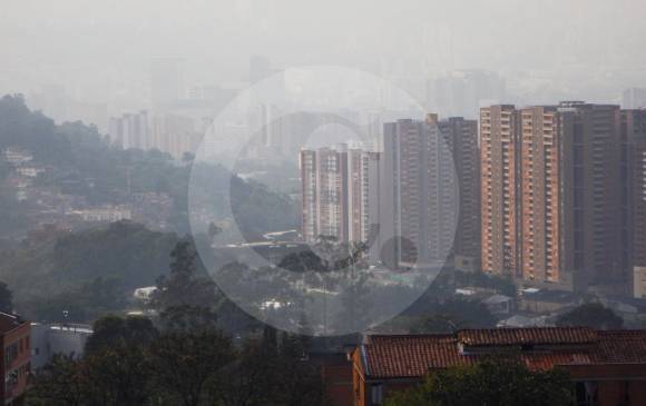 El aire de Medellín vivió 40 días en estado crítico debido a la alta concentración de gases contaminantes en su valle y sus montañas. Solo hubo un día (el 6 de marzo) en el que predominó el rojo en la mayoría de sus estaciones de monitoreo. FOTO Edwin Bustamante