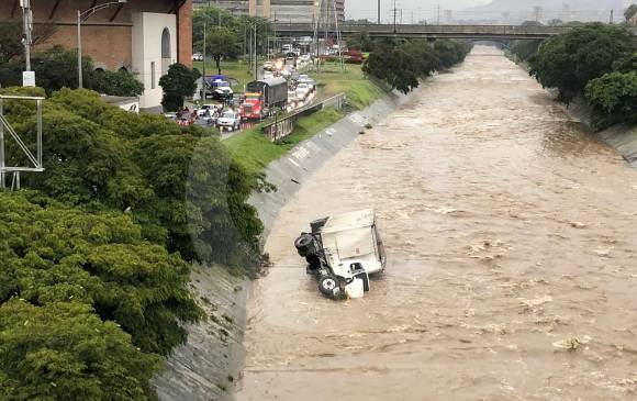 El conductor habría salido ileso del accidente. FOTO CORTESÍA GUARDIANES DE ANTIOQUIA