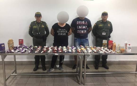 Los extranjeros llevaban cerca de 100 bombones de chocolate con cocaína. FOTO CORTESÍA POLICÍA