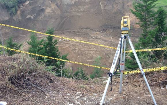 Los movimientos de la montaña estan en constante vigilancia por los topógrafos.