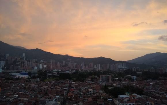 Así se veía el Valle de Aburrá el domingo en la tarde. <b>FOTO: </b>Jaime Pérez. Así se veía el Valle de Aburrá el domingo en la tarde. <b>FOTO: </b>Jaime Pérez.