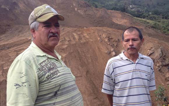 Saulo Gómez y Orlando Ramírez dan la espalda a la montaña que tiene sus casa en la incertidumbre .