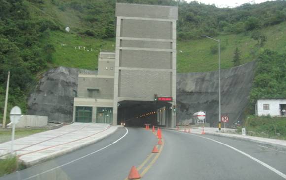 Cierre nocturno en el túnel de Occidente