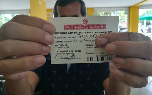 Votante muestra su certificado electoral de este domingo. FOTO MANUEL SALDARRIAGA.