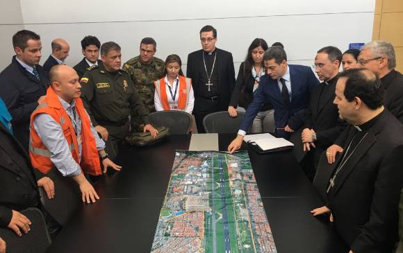 Revisaron los planos del aeropuerto Holaya Herrera, donde será la ceremonia litúrgica. FOTO CORTESÍA.
