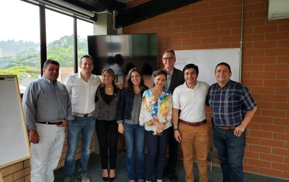 Los precandidatos Alfredo Ramos, Nataly Vélez, Ana Cristina Moreno y Jaime Mejía acompañados por dirigentes del Centro Democrático. FOTO cortesía